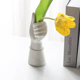 مزهرية خزفية مصنوعة يدوياً على شكل جسم بشري